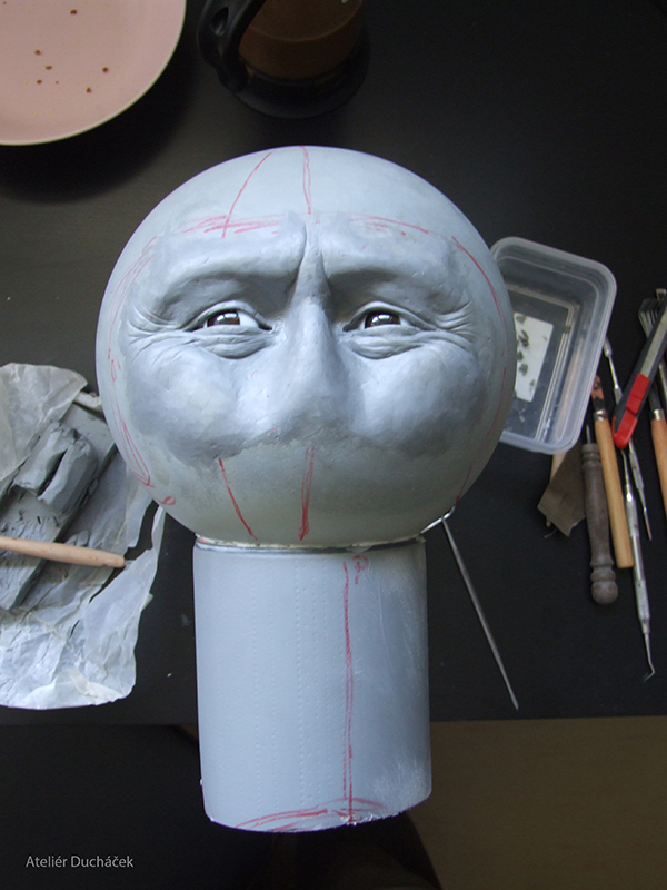 socha v průběhu tvorby