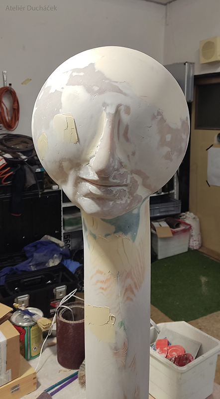 poslední retuše sochy před povrchovou úpravou