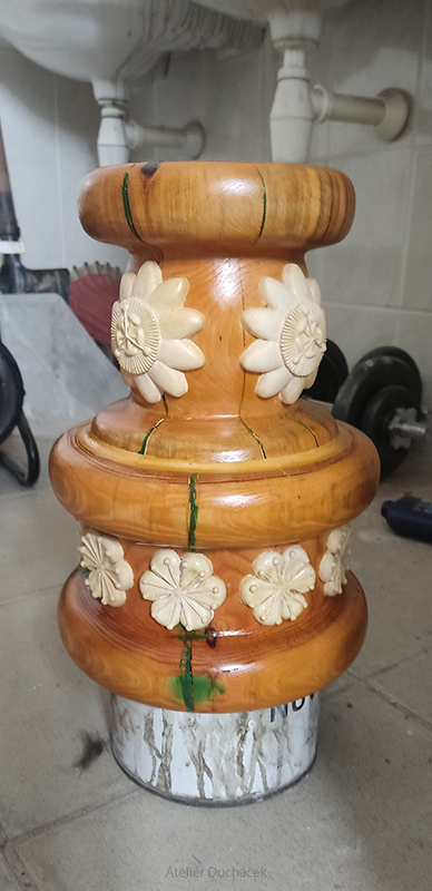 podstavec před zlacením